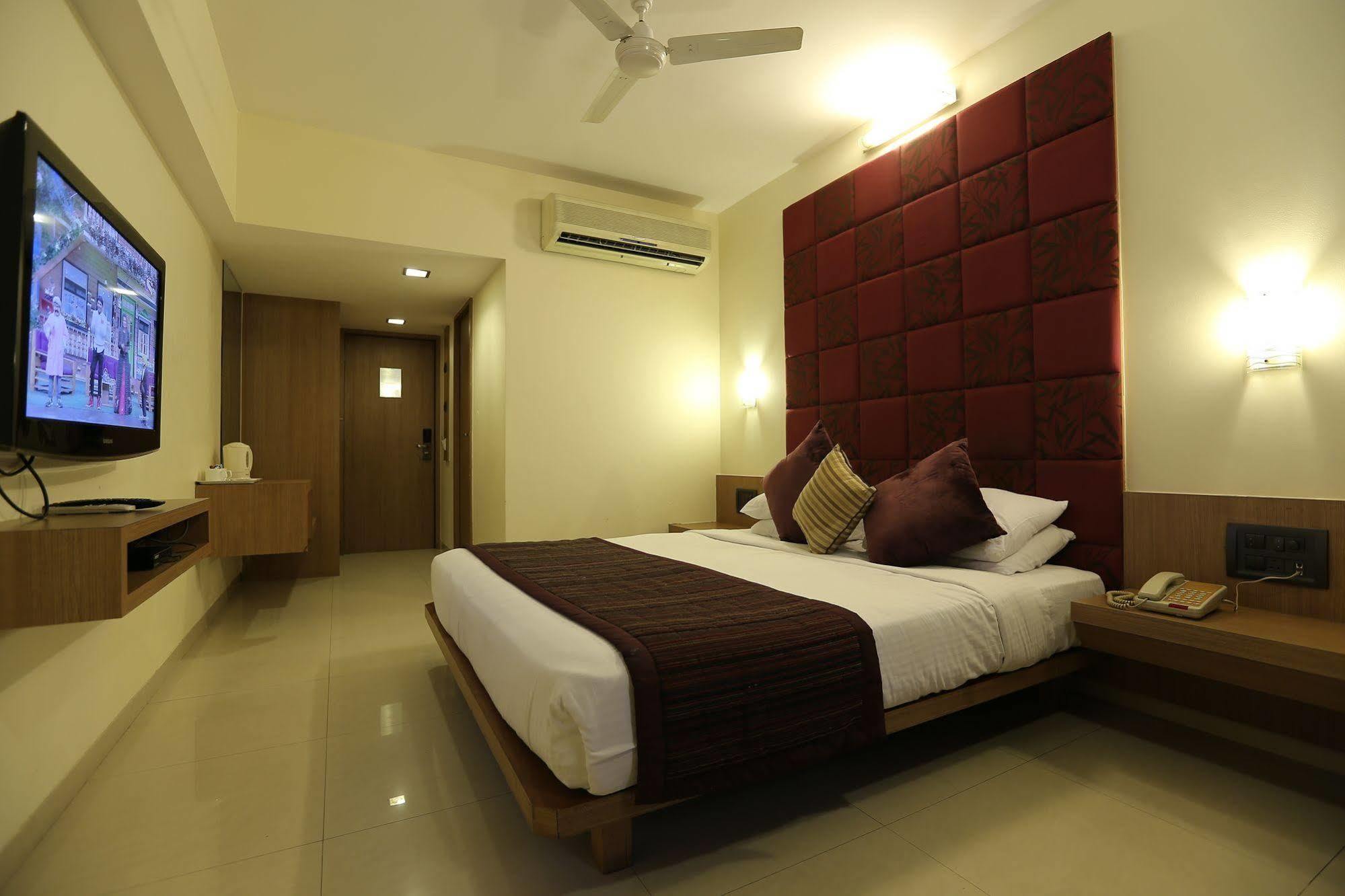 Hotel Silver Inn Mumbai Bagian luar foto