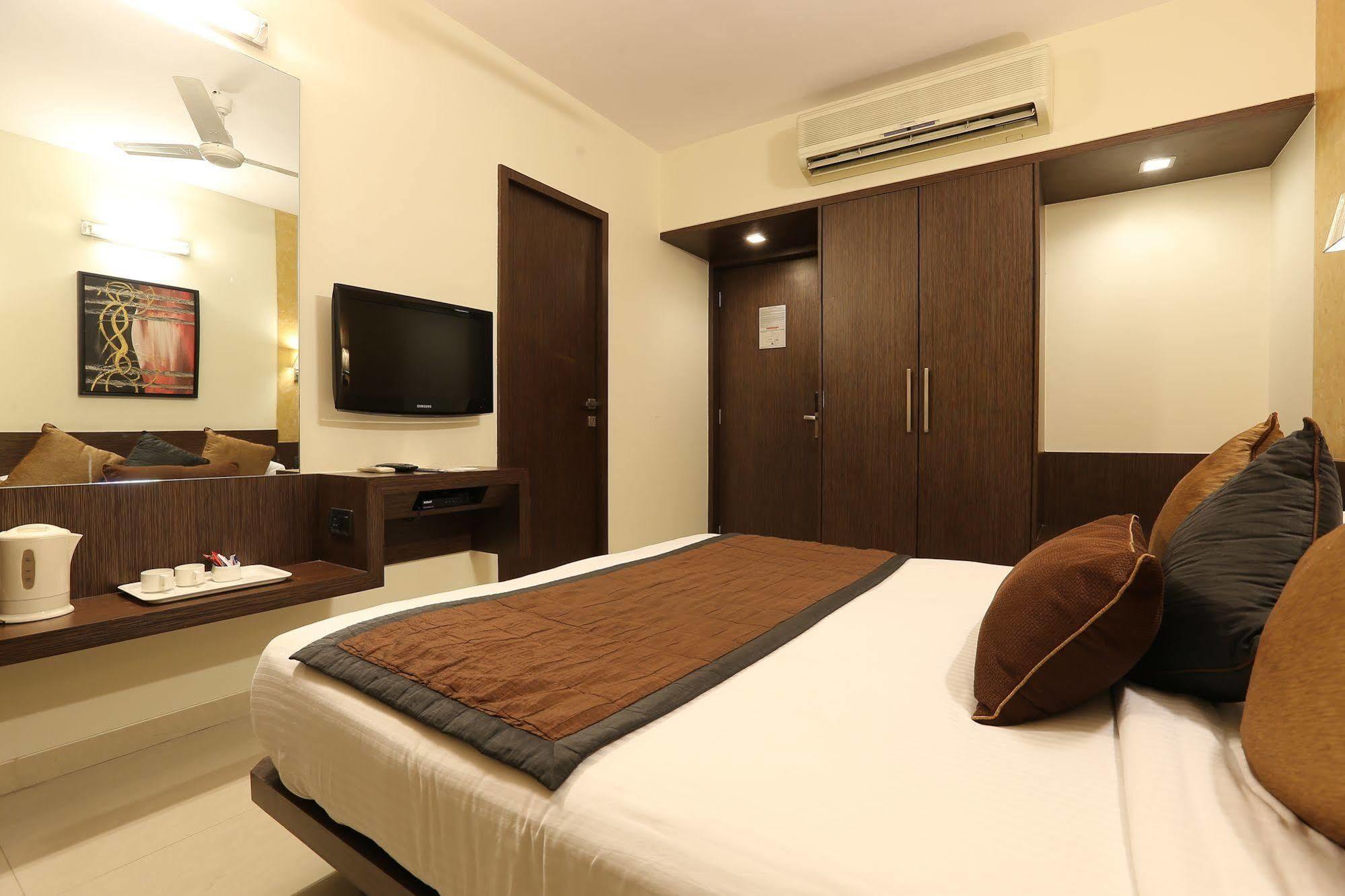 Hotel Silver Inn Mumbai Bagian luar foto